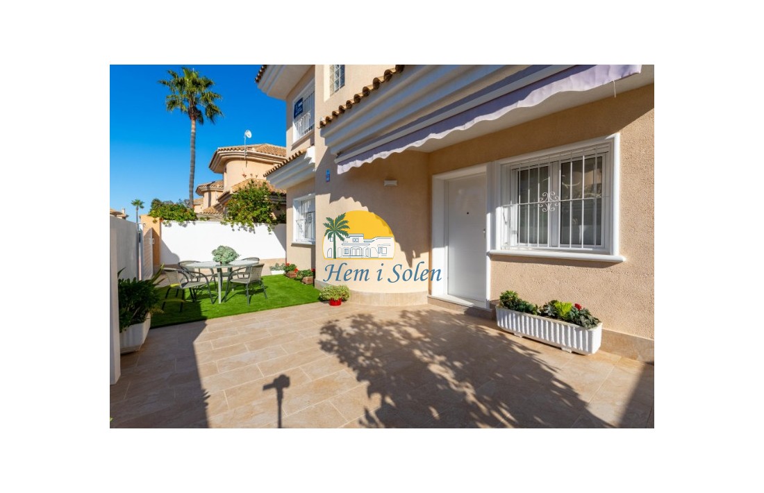 Resale - Villa -
Punta Prima - Costa Blanca